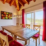 Lovely Hugh Close To Beaches Up To 10 Sleeps Feriehus Hortas do Tabual