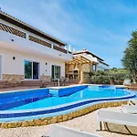 Feriehus Lovely Hugh Close To Beaches Up To 10 Sleeps