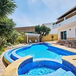 Lovely Hugh Close To Beaches Up To 10 Sleeps