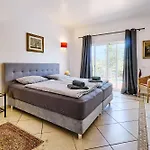 Feriehus Lovely Hugh Close To Beaches Up To 10 Sleeps Hortas do Tabual