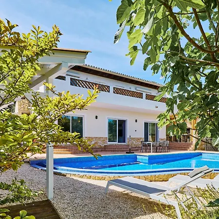 Feriehus Lovely Hugh Close To Beaches Up To 10 Sleeps