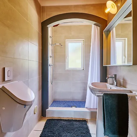 בית נופש Lovely Hugh Close To Beaches Up To 10 Sleeps Hortas do Tabual